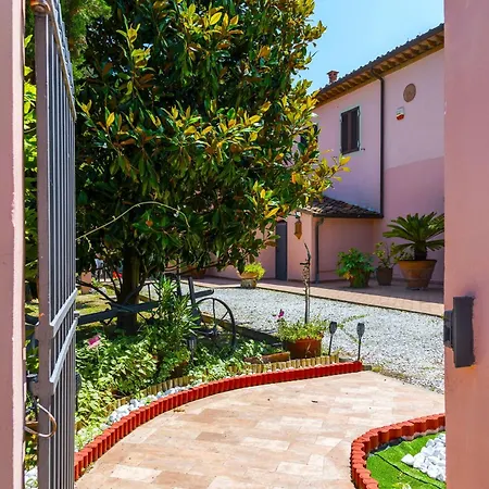 Hostly - Paradise Holiday House - Private Garden